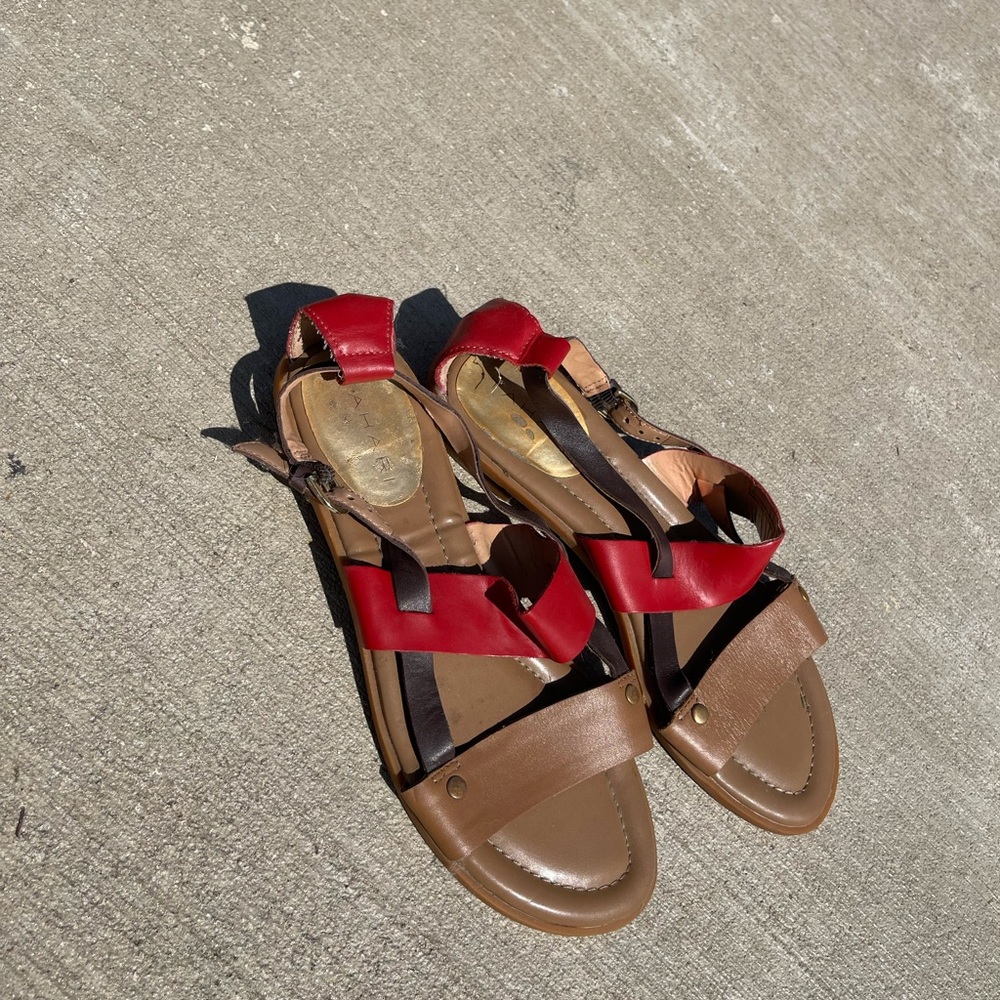 Tahari sandals